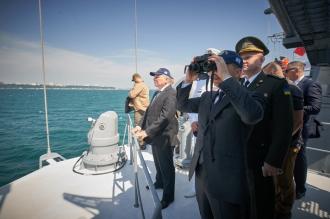 Президент в Одесі вітав моряків, цікавився проблемами та купався у морі 