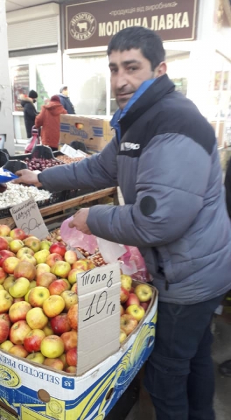 Продавець рівненського базару розбив телефон жінці за прохання дати свіжих яблук
