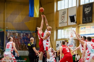 Рівненські баскетболісти перемогли у першому півфіналі чемпіонату України