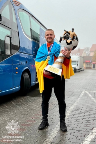 Рівненський патрульний привіз з чемпіонату світу величезний кубок