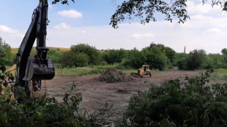 Рівнян просять зібрати урожай: будівельна техніка розчищає ділянку для тренувальної бази футболістів