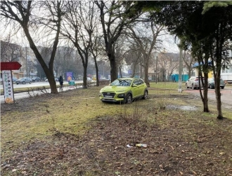 Рівнянин припаркував авто на газоні (ФОТО)