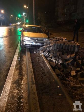 Розбив собі авто на вулиці Макарова
