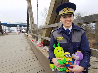 Румунські прикордонники потурбувалися, щоб трохи розважити українських дітей, які втікають від війни
