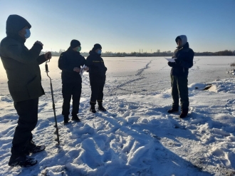 Рятувальники вийшли на лід, щоб застерегти від біди рибалок 