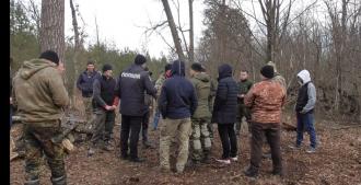 Селяни конфліктували з лісниками, бо вважають, що рубають усе підряд (ФОТО/ВІДЕО)