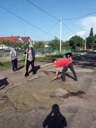 Селяни самі ремонтують дорогу 