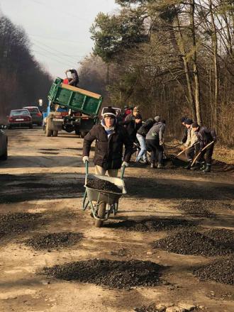 Селяни на Костопільщині самі собі відремонтували дорогу 