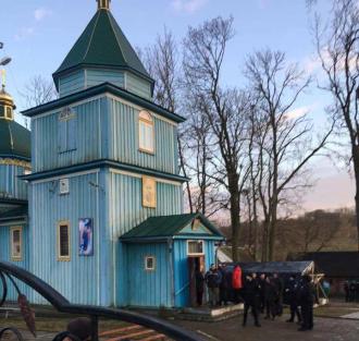 Селяни жаліються, що їх конфесійні противники чинять «звукове» насилля