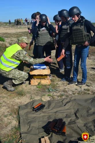 Школярів вчать стріляти