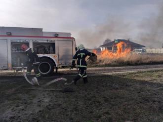 Сьогодні могли згоріти житлові будинки, транспортні засоби, ліс та кладовище (відео)