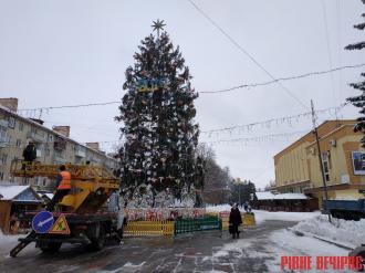 Сьогодні засвітять головну ялинку Рівного – на майдані тривають приготування