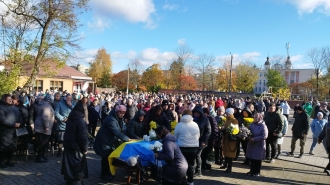 Сотні людей на Рівненщині прийшли попрощатися з командиром (ФОТО) 