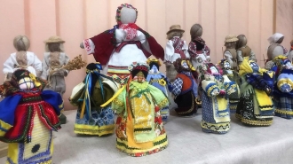 У перинатальному центрі в Рівному - десятки ляльок-мотанок до Дня Матері