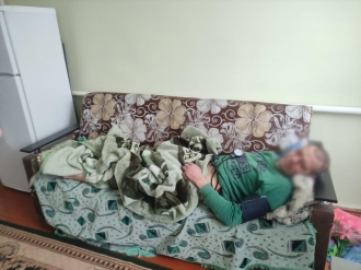Житель Рівненщини застряг у вікні — діставали рятувальники