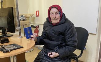 У Рівному 96-річна жінка отримала перший в житті закордонний паспорт