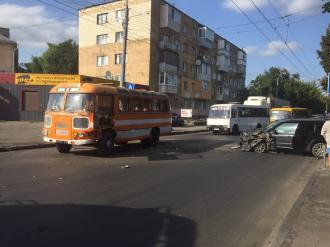 У Рівному автобус з військовиками потрапив у ДТП. Затор в обидві сторони