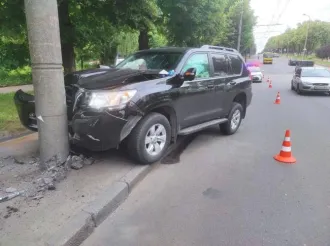 У Рівному автомобіль влетів в електроопору