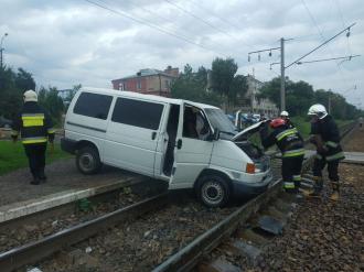 У Рівному бус вилетів на залізничні колії та загорівся