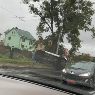 У Рівному перекинулось авто 