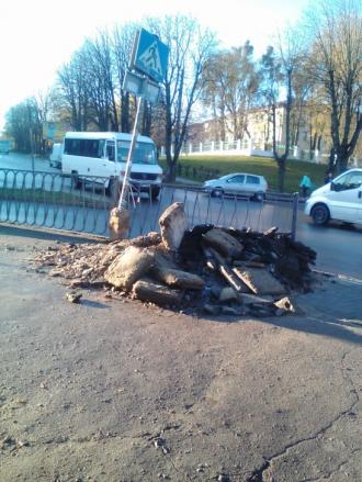 У Рівному пішохідні переходи зробили, а відходи прибрати забули