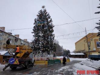 У Рівному будуть встановлювати головну ялинку міста