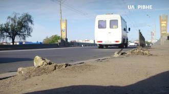 У Рівному водій «Мазди» зніс 28 метрів паркану