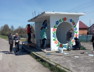 У селі на Рівненщині вчителі патріотично розмалювали зупинку