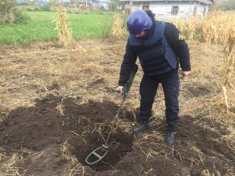 У селі та біля траси знайшли гранати