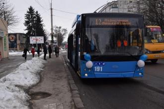 У тролейбусах Рівного виступає колядник з гітарою (ВІДЕО)