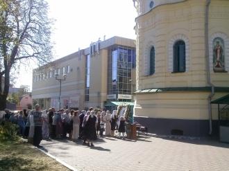 У центрі Рівного десятки людей стоять у черзі, щоб поцілувати ікону Богородиці