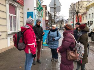 У центрі Рівного лікуватимуть зо два десятка хворих дерев