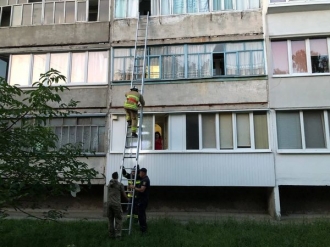 У Вараші рятувальники через балкон влізли в квартиру, а там - труп