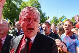 У Варшаві російського посла під скандування «фашисти» облили червоною фарбою (ФОТО/ВІДЕО)