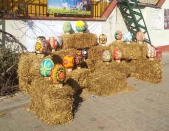 У Здолбунові облаштували Великодню фотозону