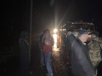 Урвався терпець: в селі під Рівним люди вийшли в дощ і перекрили дорогу