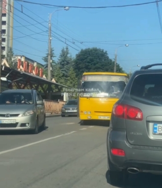 В районі автовокзалу у Рівному - затор (ВІДЕО)