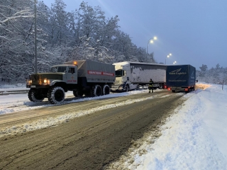 В снігу на Рівненщині загрузли 11 вантажівок