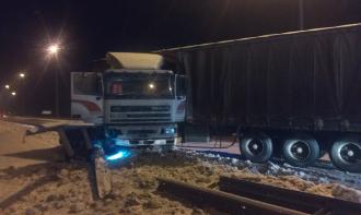 Вантажівка на Київ-Чоп розтрощила відбійник 