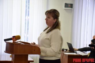 Вчителька з Корецького району приїхала просити депутатів облради дотримуватися законів 