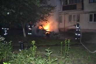 Вночі підпалили два автомобілі: заступникові голови РДА та кікбоксеру