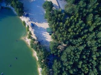 Вода смарагдового кольору: ще один мальовничий кар’єр на Рівненщині (ФОТО)