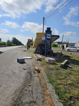 Ледве не вбився - водій у Дубні розтрощив зупинку