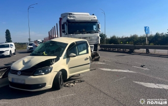 Водійка розверталась легковиком на Рівненщині та не пропустила вантажівку