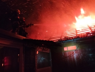 Вогонь рвався через дах: у Корнині згоріла господарська будівля