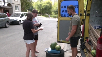 Волонтер продає у Рівному кавуни з Харківщини та купує дрони (ВІДЕО)