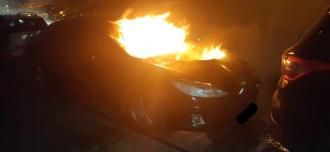 Вранці у Рівному підпалили авто (ФОТО)