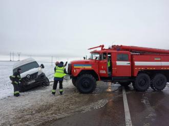 Врятували фургон з хлібом та дідуся з внуком у легковику