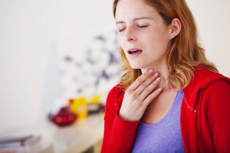 Які поширені причини болю в горлі у дорослих