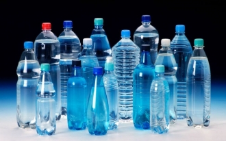 Якщо вода в пляшках простояла довго, чи можна пити?